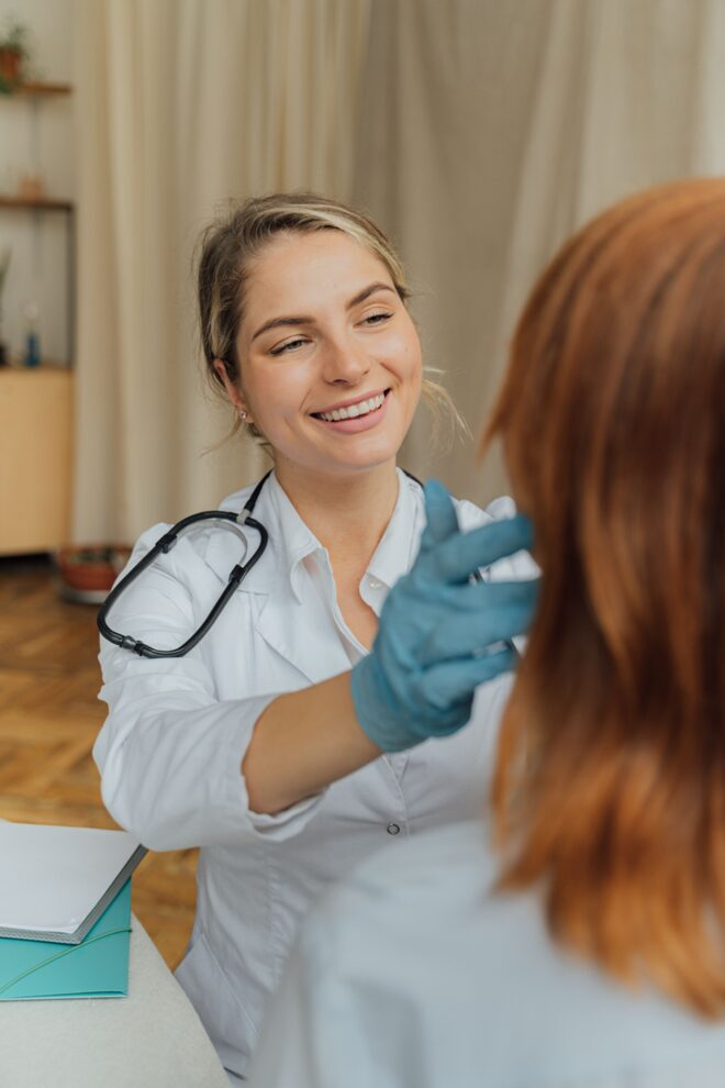 Una médica atendiendo a una paciente en consulta